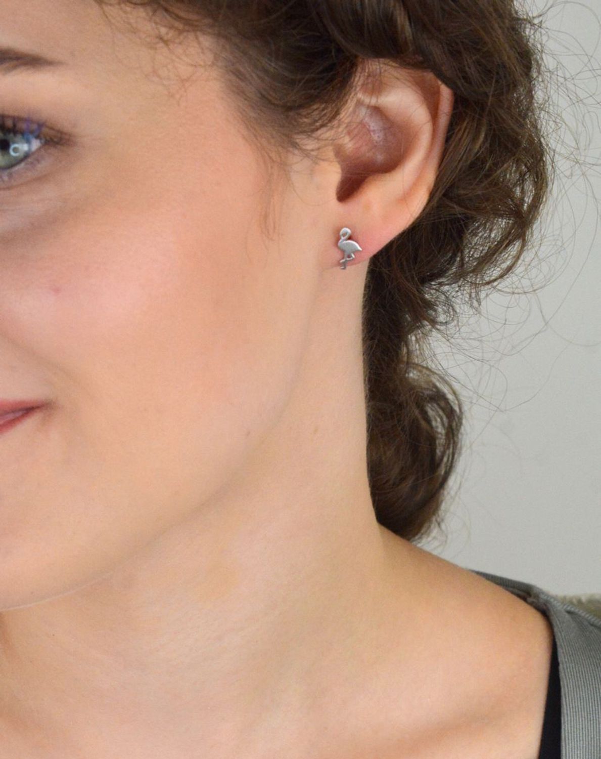 Kolczyki dziecięce ze srebra próby 925 – flamingi, model DIA-KLC-FLAMINGI-925 A0 18. Gładkie, lekkie, o wymiarach 1,1 cm x 5 mm. Zapięcie na sztyft. Idealne na prezent dla dziewczynki.1.jpg